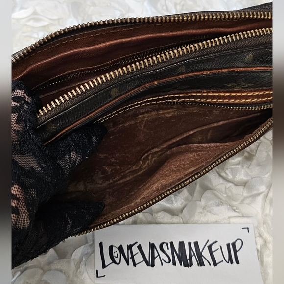 Louis Vuitton Wristlet (Classic Monogram) - Picture 14 of 16